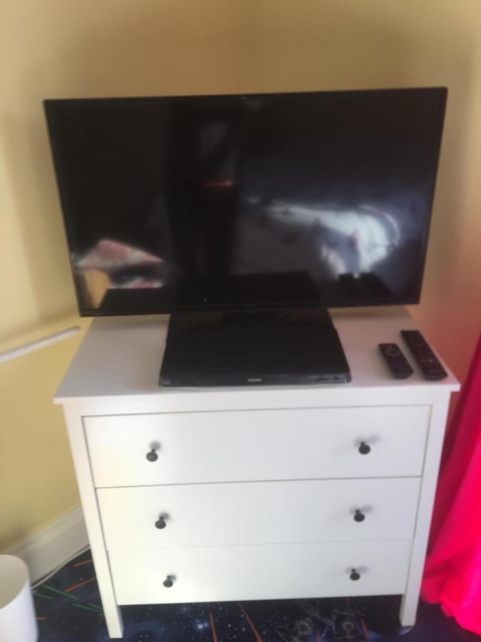 Pink House ,Opposite Beach ,Sleeps 6 , 2 Bedroom Ground Floor Self Contained Garden Flat , Private Entrance , Kitchen , Guaranteed Parking ,Wifi , Movies ,Bathroom ,Fridge , Microwave ,Bedroom 1, Double Bed & 2 Single Beds ,Bedroom 2 , Double Bed Paignton Exterior foto
