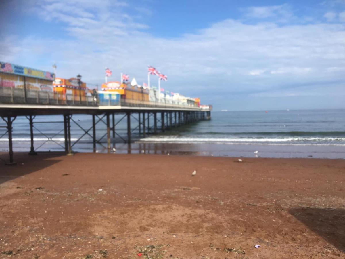 Pink House ,Opposite Beach ,Sleeps 6 , 2 Bedroom Ground Floor Self Contained Garden Flat , Private Entrance , Kitchen , Guaranteed Parking ,Wifi , Movies ,Bathroom ,Fridge , Microwave ,Bedroom 1, Double Bed & 2 Single Beds ,Bedroom 2 , Double Bed Paignton Exterior foto