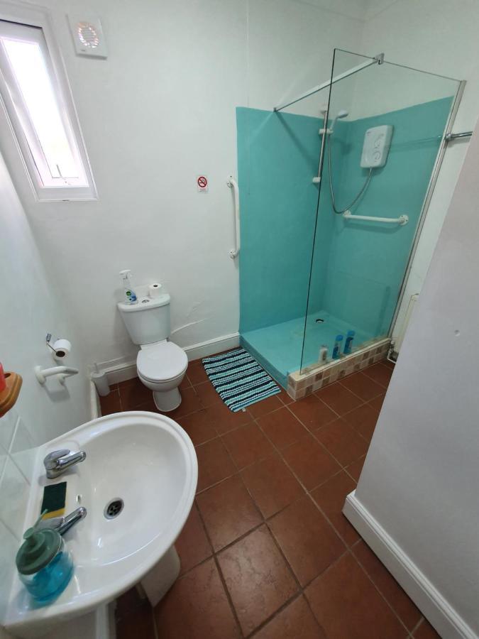Pink House ,Opposite Beach ,Sleeps 6 , 2 Bedroom Ground Floor Self Contained Garden Flat , Private Entrance , Kitchen , Guaranteed Parking ,Wifi , Movies ,Bathroom ,Fridge , Microwave ,Bedroom 1, Double Bed & 2 Single Beds ,Bedroom 2 , Double Bed Paignton Exterior foto