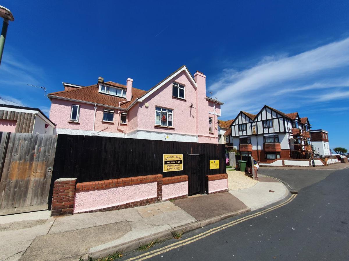 Pink House ,Opposite Beach ,Sleeps 6 , 2 Bedroom Ground Floor Self Contained Garden Flat , Private Entrance , Kitchen , Guaranteed Parking ,Wifi , Movies ,Bathroom ,Fridge , Microwave ,Bedroom 1, Double Bed & 2 Single Beds ,Bedroom 2 , Double Bed Paignton Exterior foto