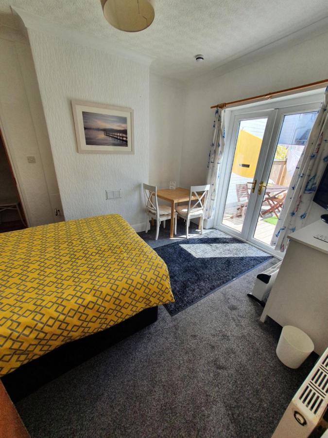Pink House ,Opposite Beach ,Sleeps 6 , 2 Bedroom Ground Floor Self Contained Garden Flat , Private Entrance , Kitchen , Guaranteed Parking ,Wifi , Movies ,Bathroom ,Fridge , Microwave ,Bedroom 1, Double Bed & 2 Single Beds ,Bedroom 2 , Double Bed Paignton Exterior foto