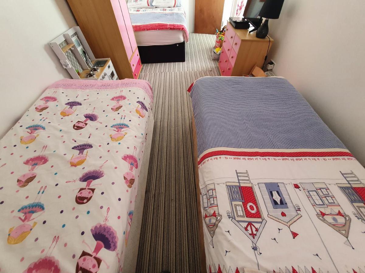 Pink House ,Opposite Beach ,Sleeps 6 , 2 Bedroom Ground Floor Self Contained Garden Flat , Private Entrance , Kitchen , Guaranteed Parking ,Wifi , Movies ,Bathroom ,Fridge , Microwave ,Bedroom 1, Double Bed & 2 Single Beds ,Bedroom 2 , Double Bed Paignton Exterior foto