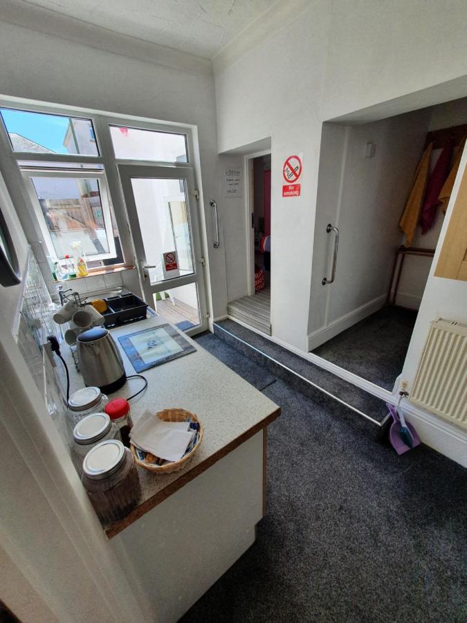 Pink House ,Opposite Beach ,Sleeps 6 , 2 Bedroom Ground Floor Self Contained Garden Flat , Private Entrance , Kitchen , Guaranteed Parking ,Wifi , Movies ,Bathroom ,Fridge , Microwave ,Bedroom 1, Double Bed & 2 Single Beds ,Bedroom 2 , Double Bed Paignton Exterior foto