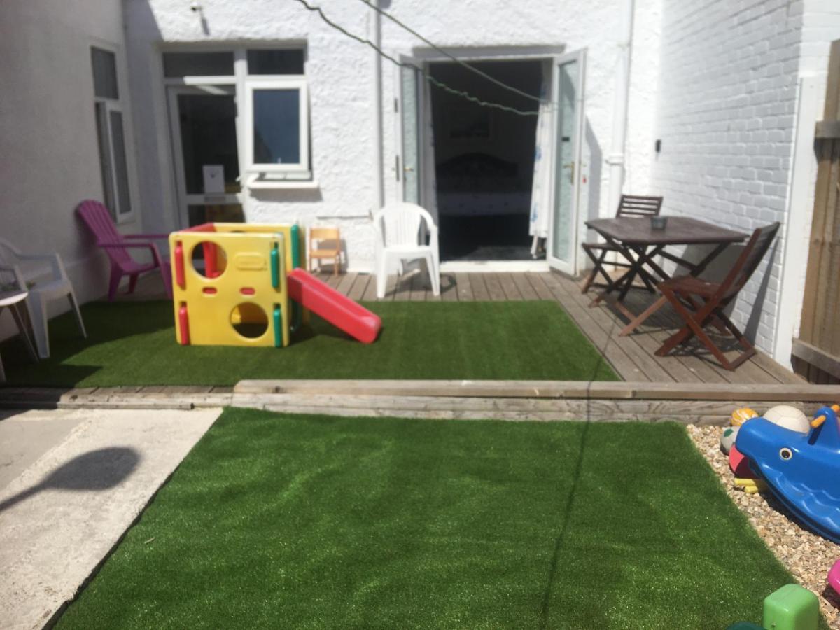Pink House ,Opposite Beach ,Sleeps 6 , 2 Bedroom Ground Floor Self Contained Garden Flat , Private Entrance , Kitchen , Guaranteed Parking ,Wifi , Movies ,Bathroom ,Fridge , Microwave ,Bedroom 1, Double Bed & 2 Single Beds ,Bedroom 2 , Double Bed Paignton Exterior foto