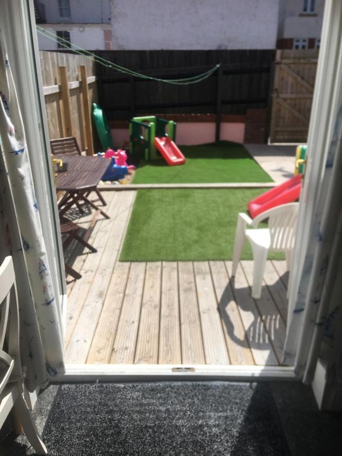 Pink House ,Opposite Beach ,Sleeps 6 , 2 Bedroom Ground Floor Self Contained Garden Flat , Private Entrance , Kitchen , Guaranteed Parking ,Wifi , Movies ,Bathroom ,Fridge , Microwave ,Bedroom 1, Double Bed & 2 Single Beds ,Bedroom 2 , Double Bed Paignton Exterior foto