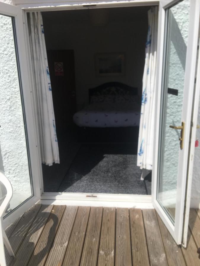 Pink House ,Opposite Beach ,Sleeps 6 , 2 Bedroom Ground Floor Self Contained Garden Flat , Private Entrance , Kitchen , Guaranteed Parking ,Wifi , Movies ,Bathroom ,Fridge , Microwave ,Bedroom 1, Double Bed & 2 Single Beds ,Bedroom 2 , Double Bed Paignton Exterior foto