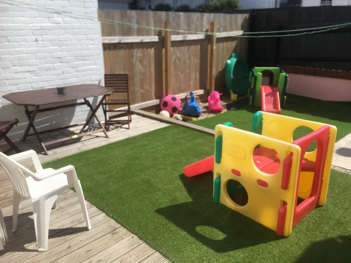 Pink House ,Opposite Beach ,Sleeps 6 , 2 Bedroom Ground Floor Self Contained Garden Flat , Private Entrance , Kitchen , Guaranteed Parking ,Wifi , Movies ,Bathroom ,Fridge , Microwave ,Bedroom 1, Double Bed & 2 Single Beds ,Bedroom 2 , Double Bed Paignton Exterior foto